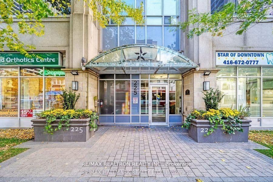 #709 - 225 Wellesley Street E