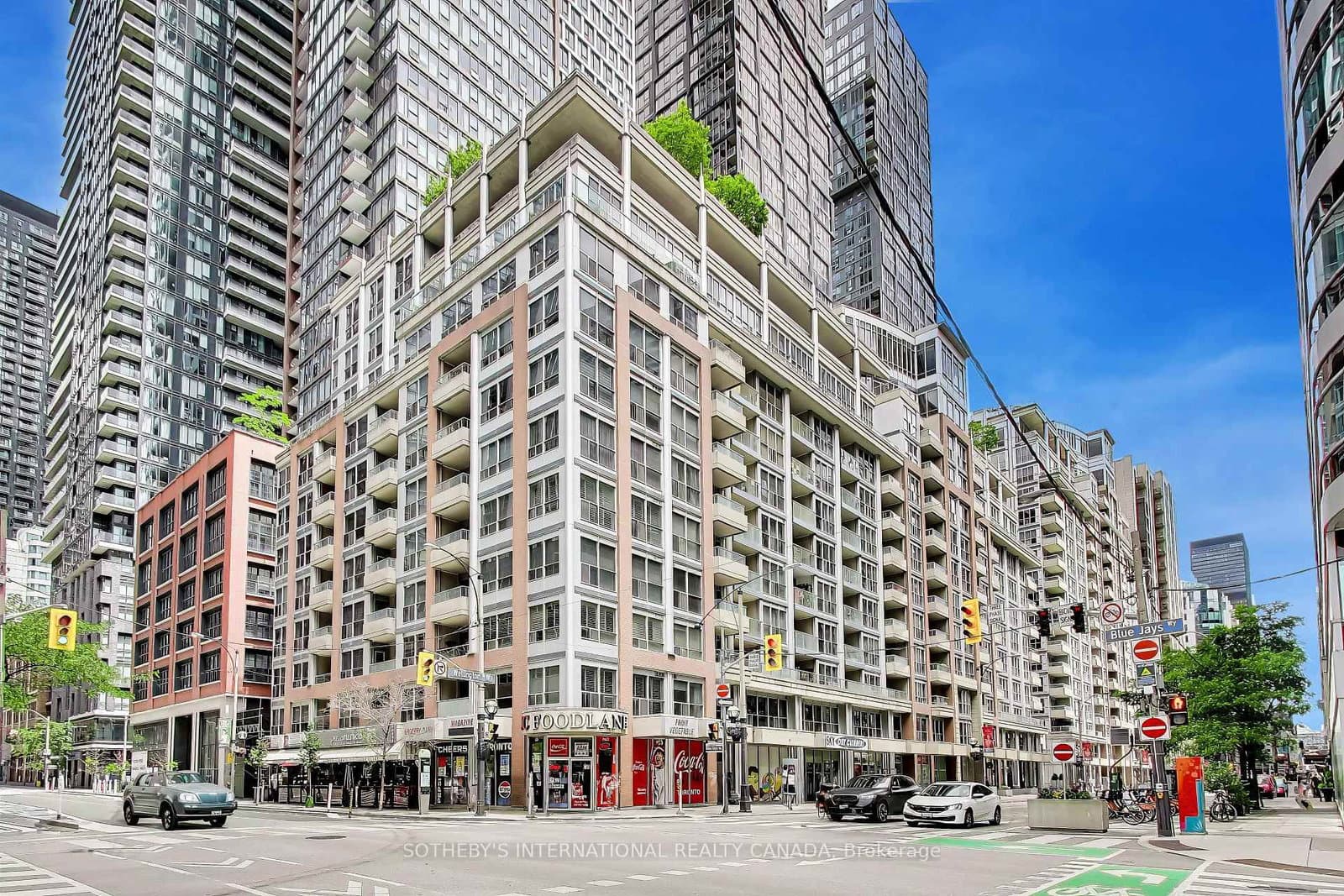 #1005 - 270 Wellington Street W