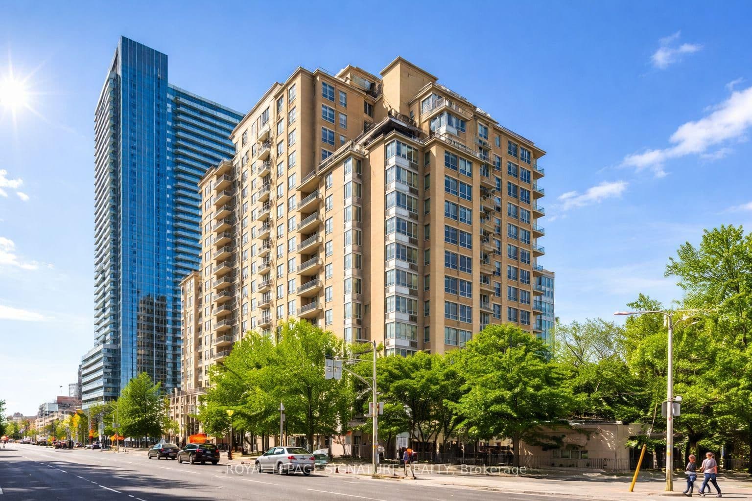 #813 - 123 Eglinton Avenue E