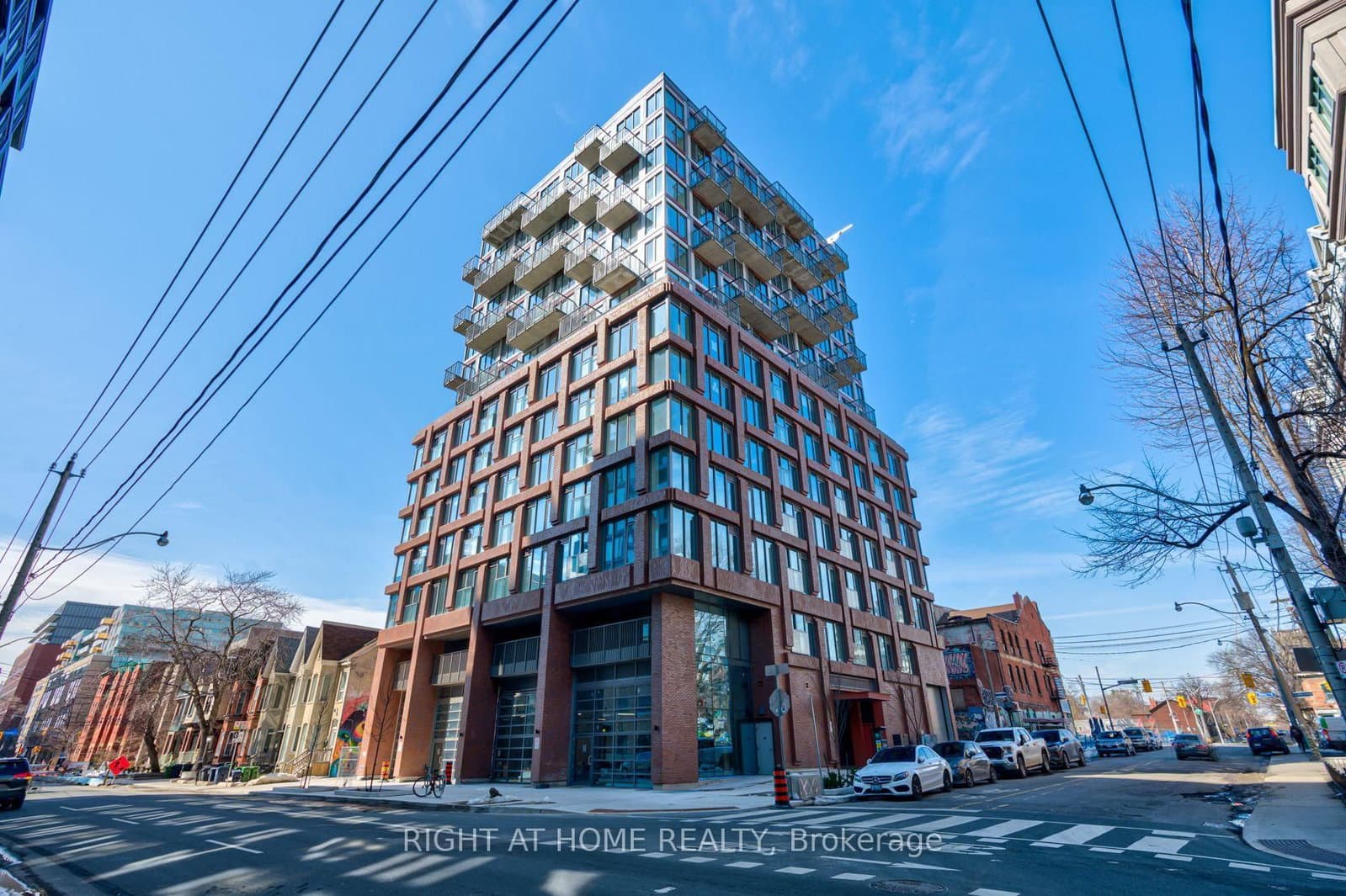 #704 - 2 Augusta Avenue