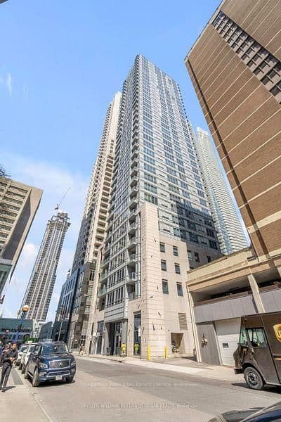 #802 - 21 Balmuto Street