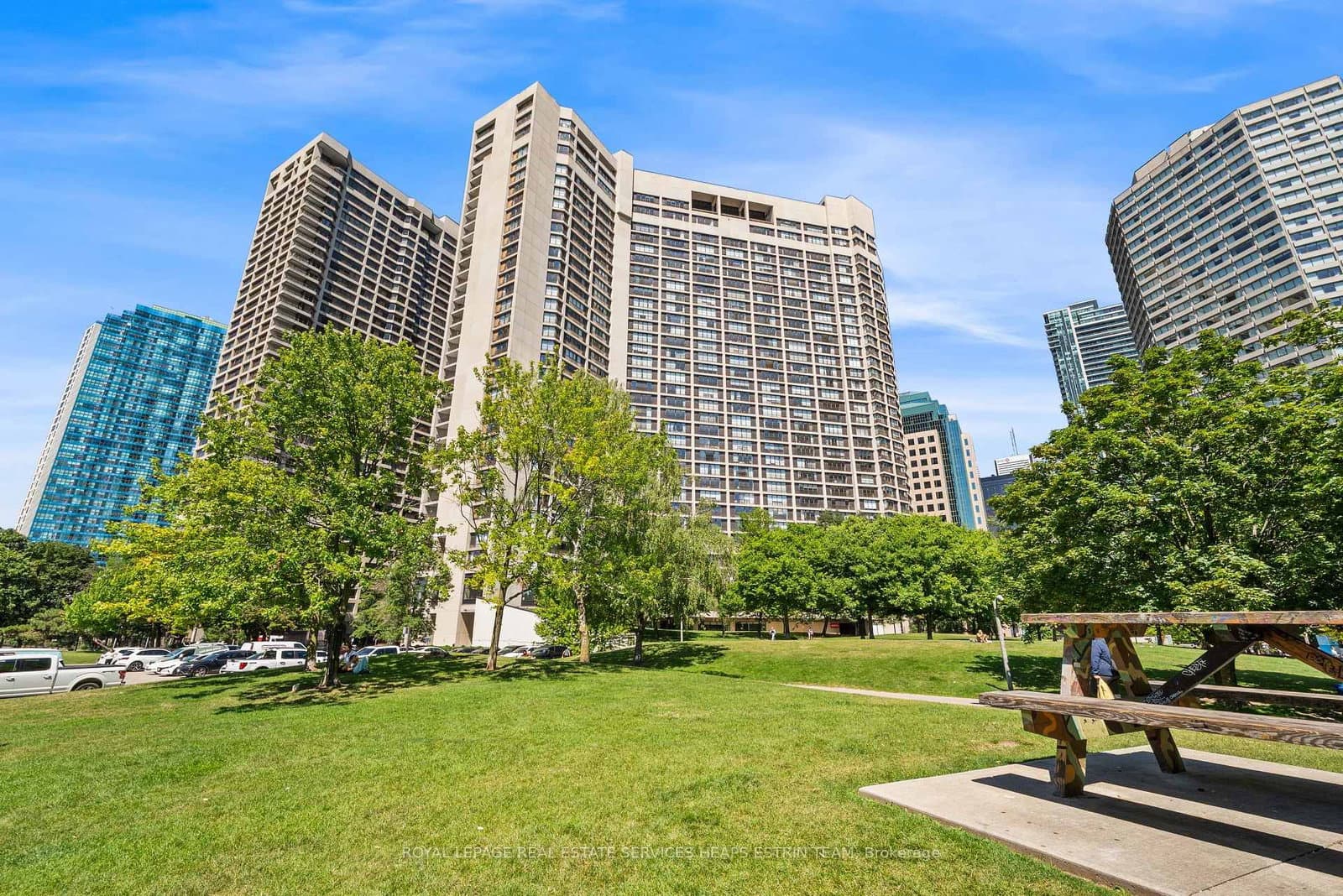 ##411 - 33 Harbour Square