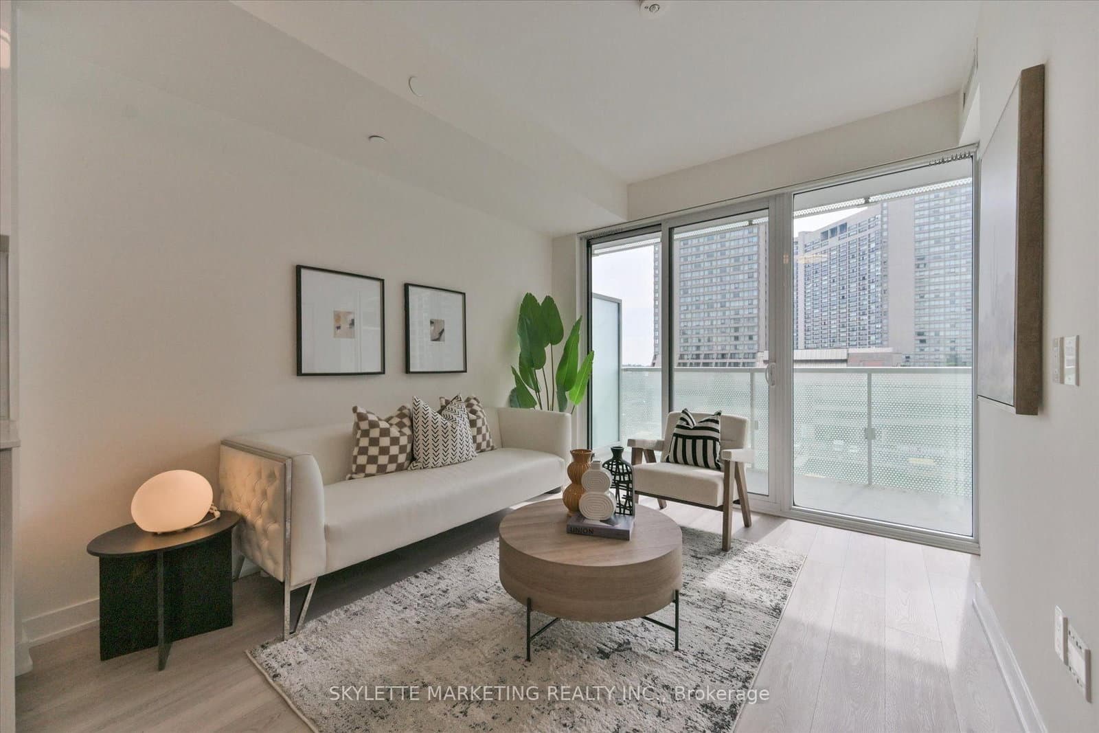 #617 - 15 Queens Quay E