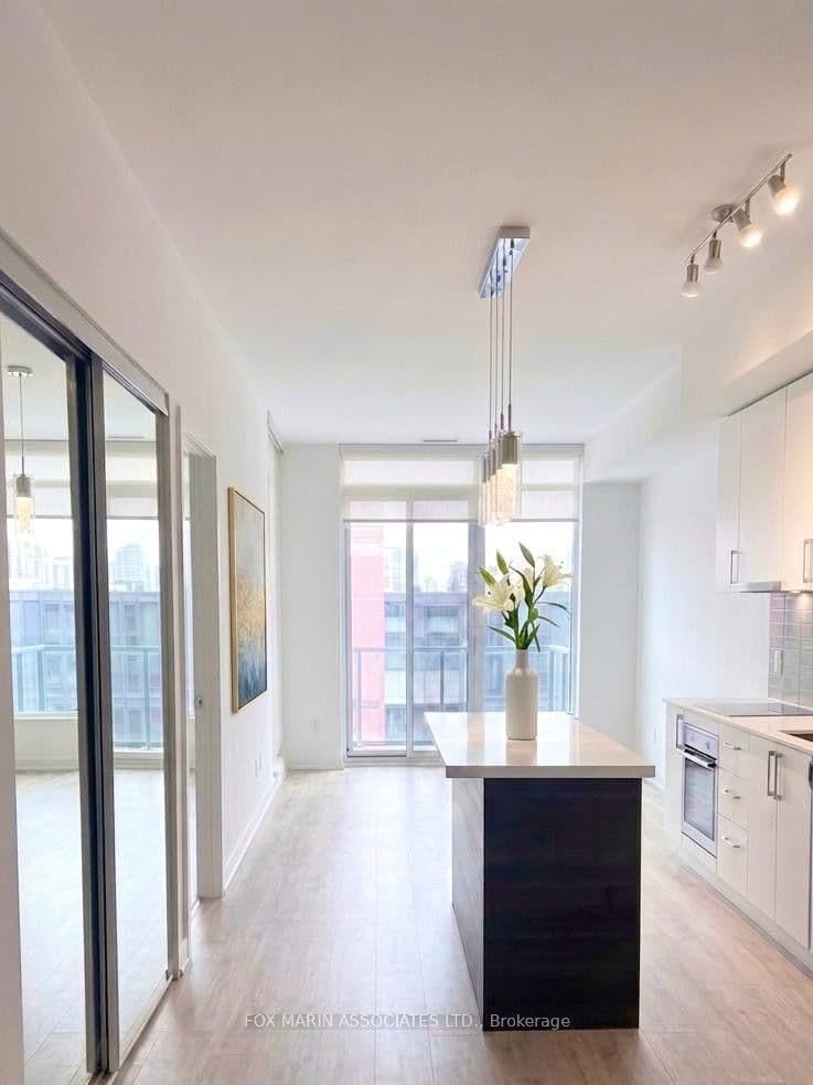 #1221E - 576 Front Street W