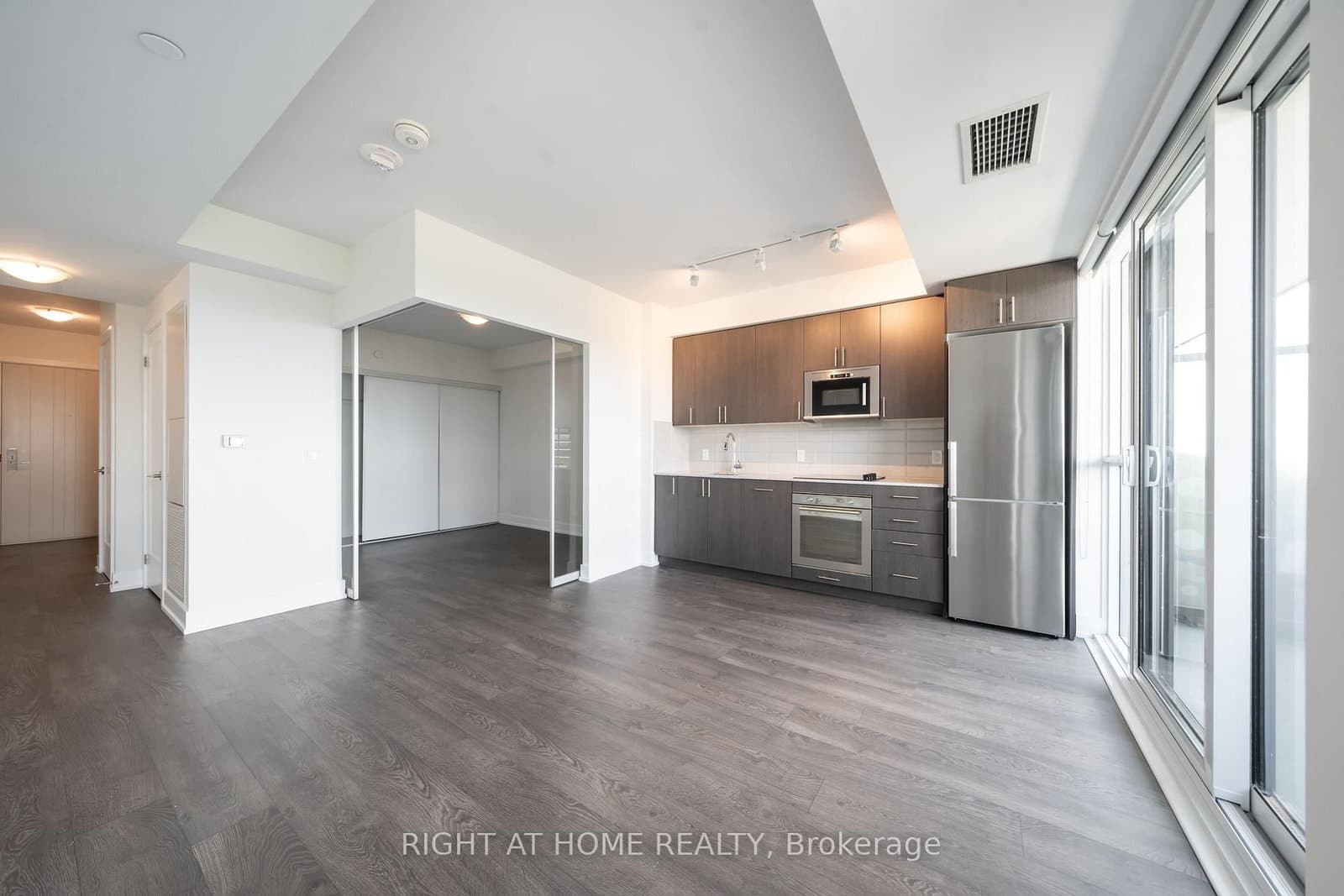 2550 Simcoe Street N, Unit 1802