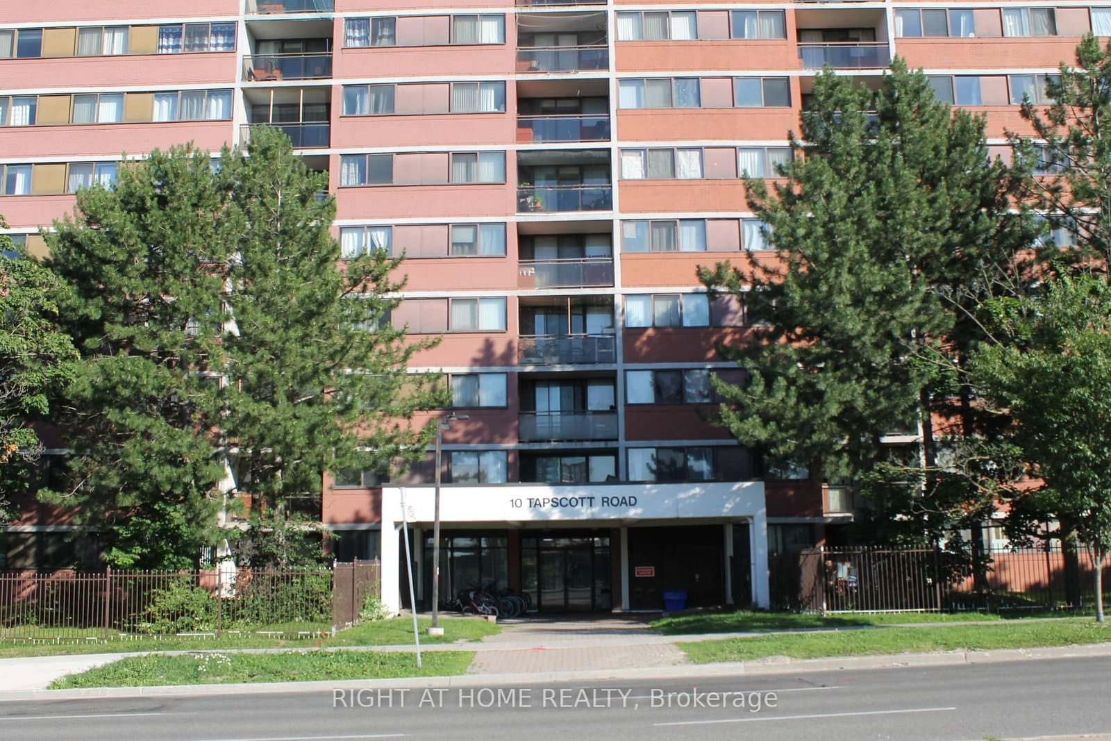 #405 - 10 TAPSCOTT Road