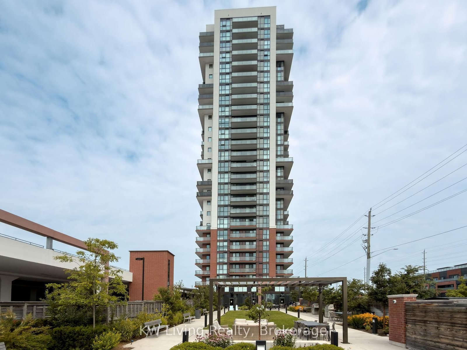 2550 Simcoe Street N, Unit 207