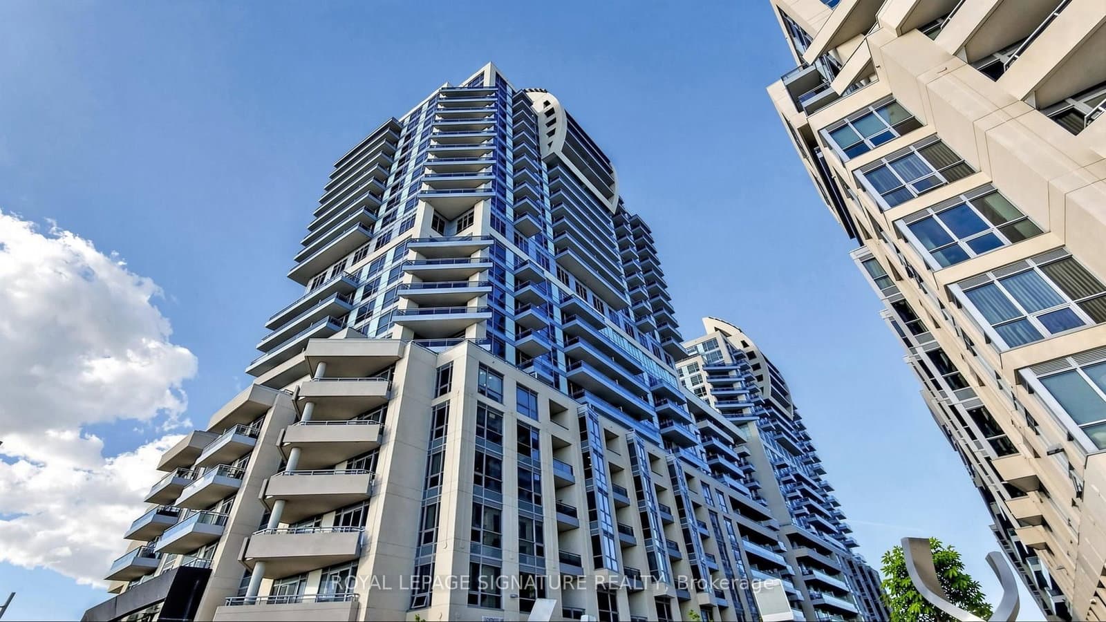 #802 - 9201 Yonge Street