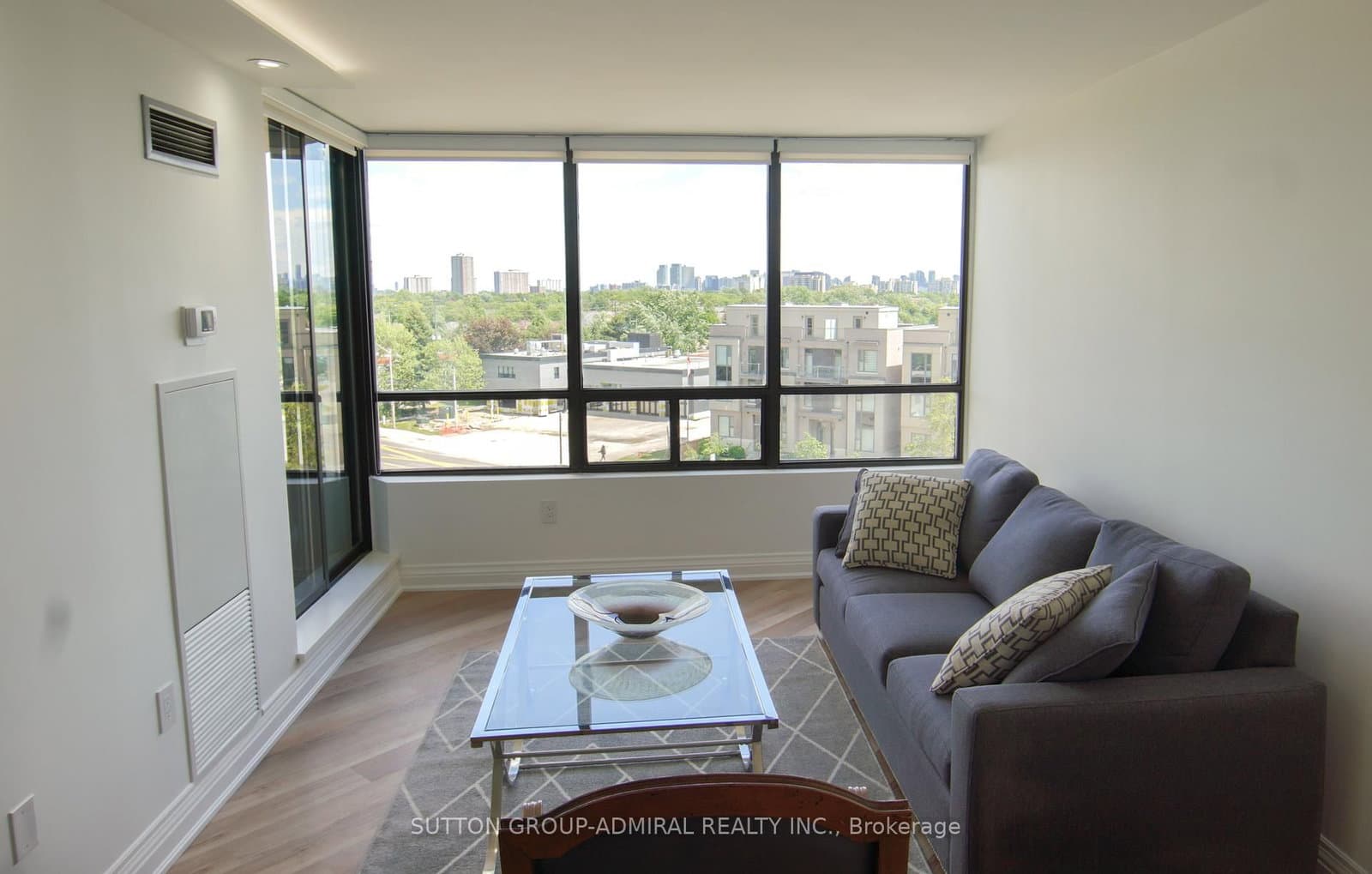 ##606 - 7420 Bathurst Street