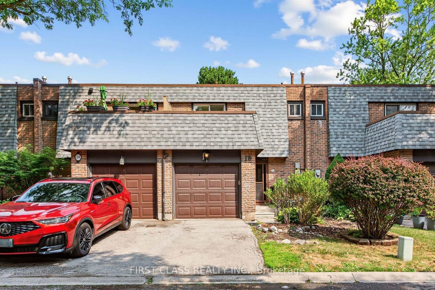 #8 - 16 Woodglen Way