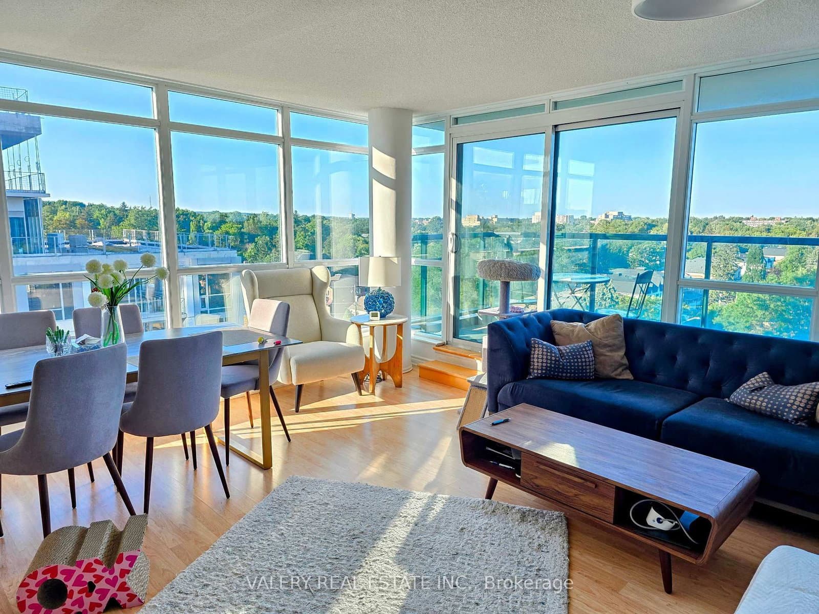 #907 - 18 Harding Boulevard