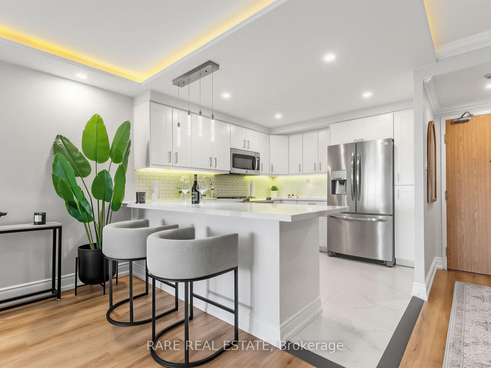 #710 - 7601 Bathurst Street