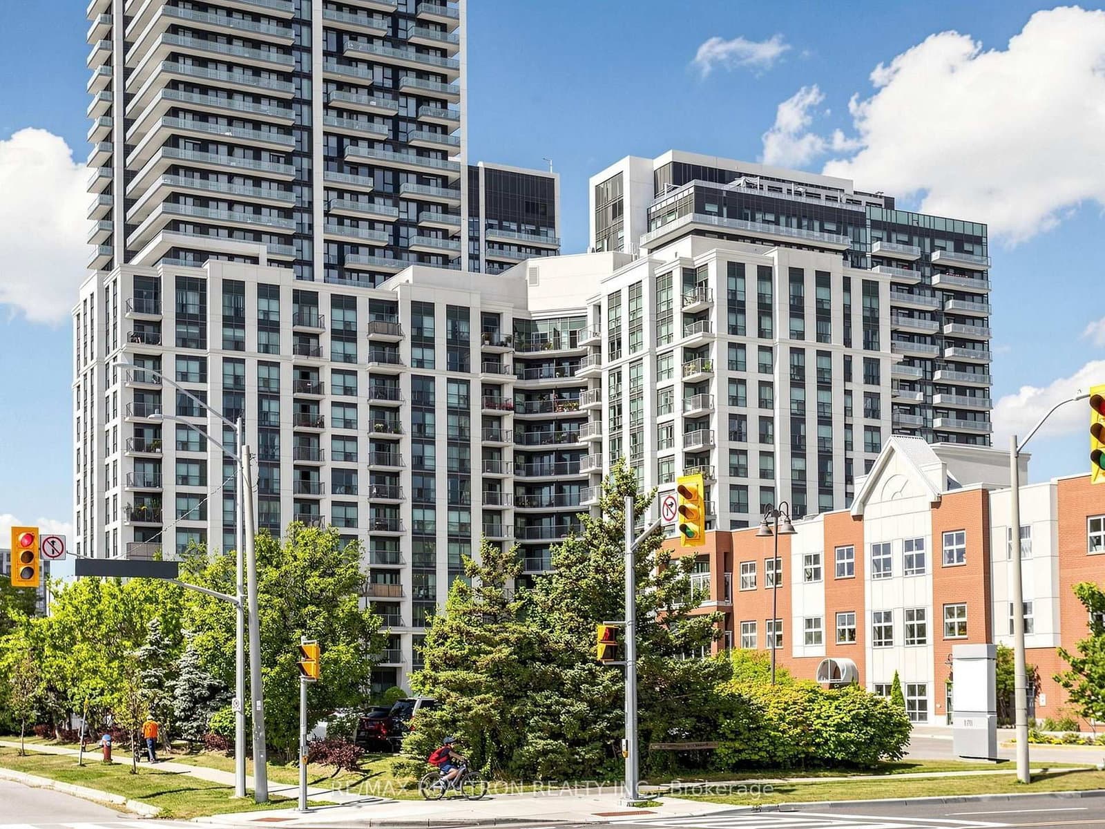 #918 - 185 Oneida Crescent