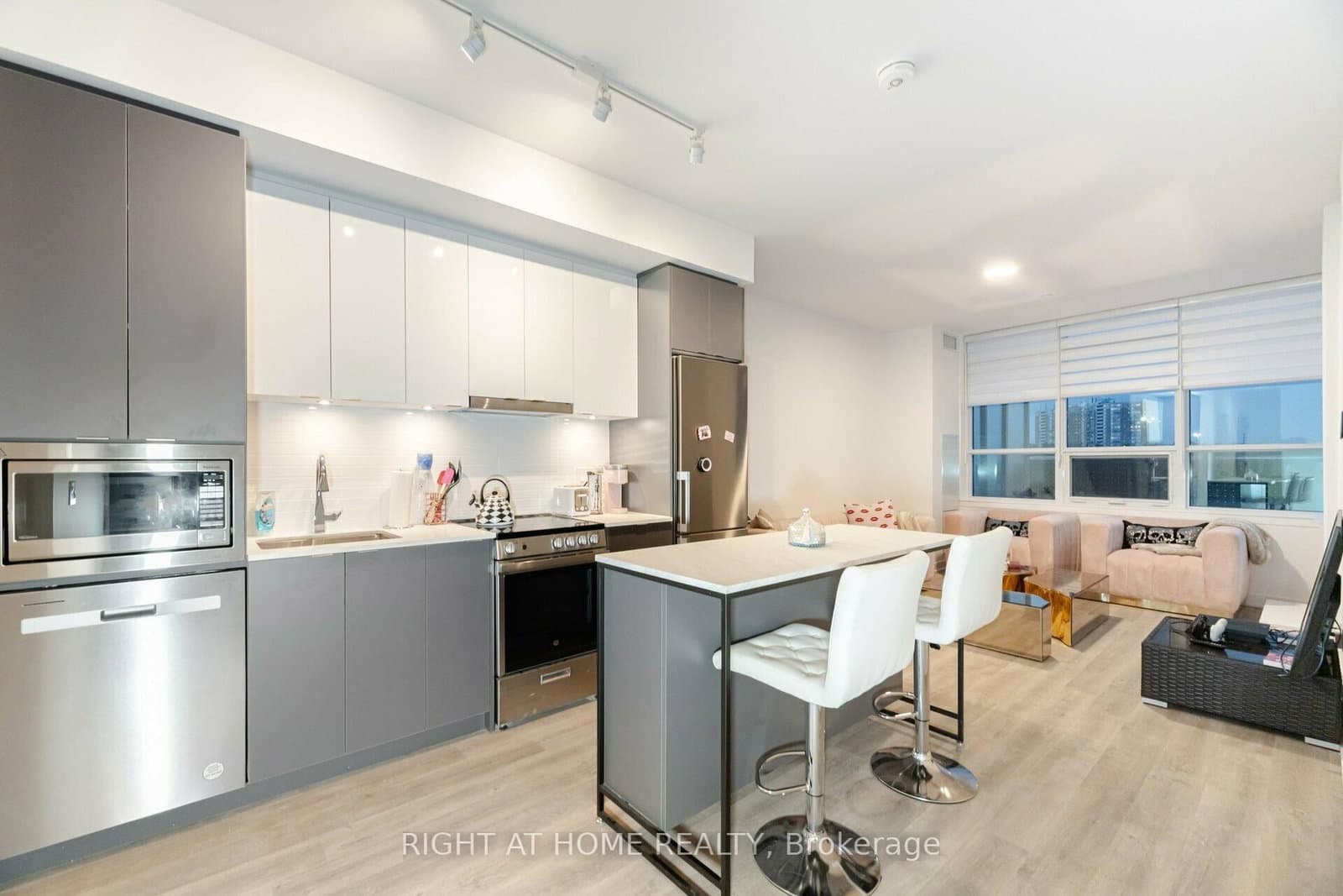 50 Upper MAll Way, Unit 226