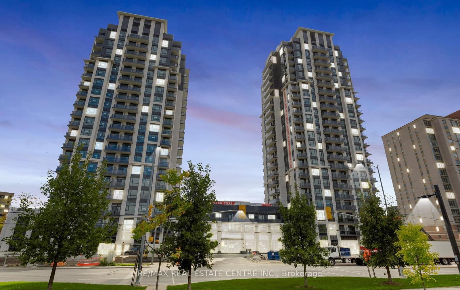 #301 - 202 Burnhamthorpe Road E