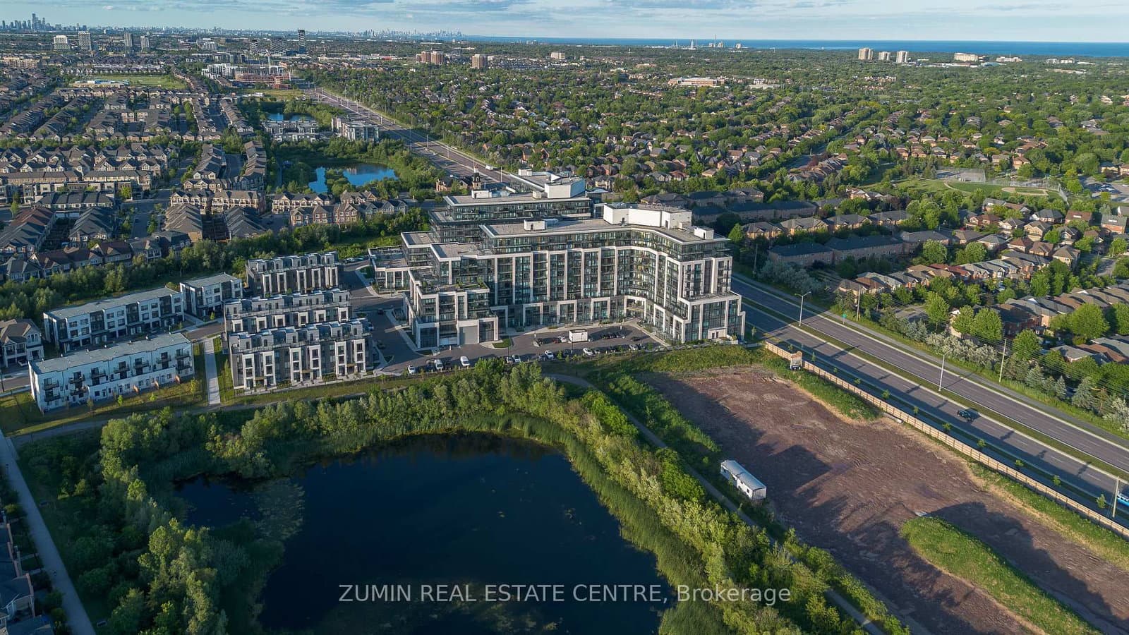 405 Dundas Street W, Unit 526