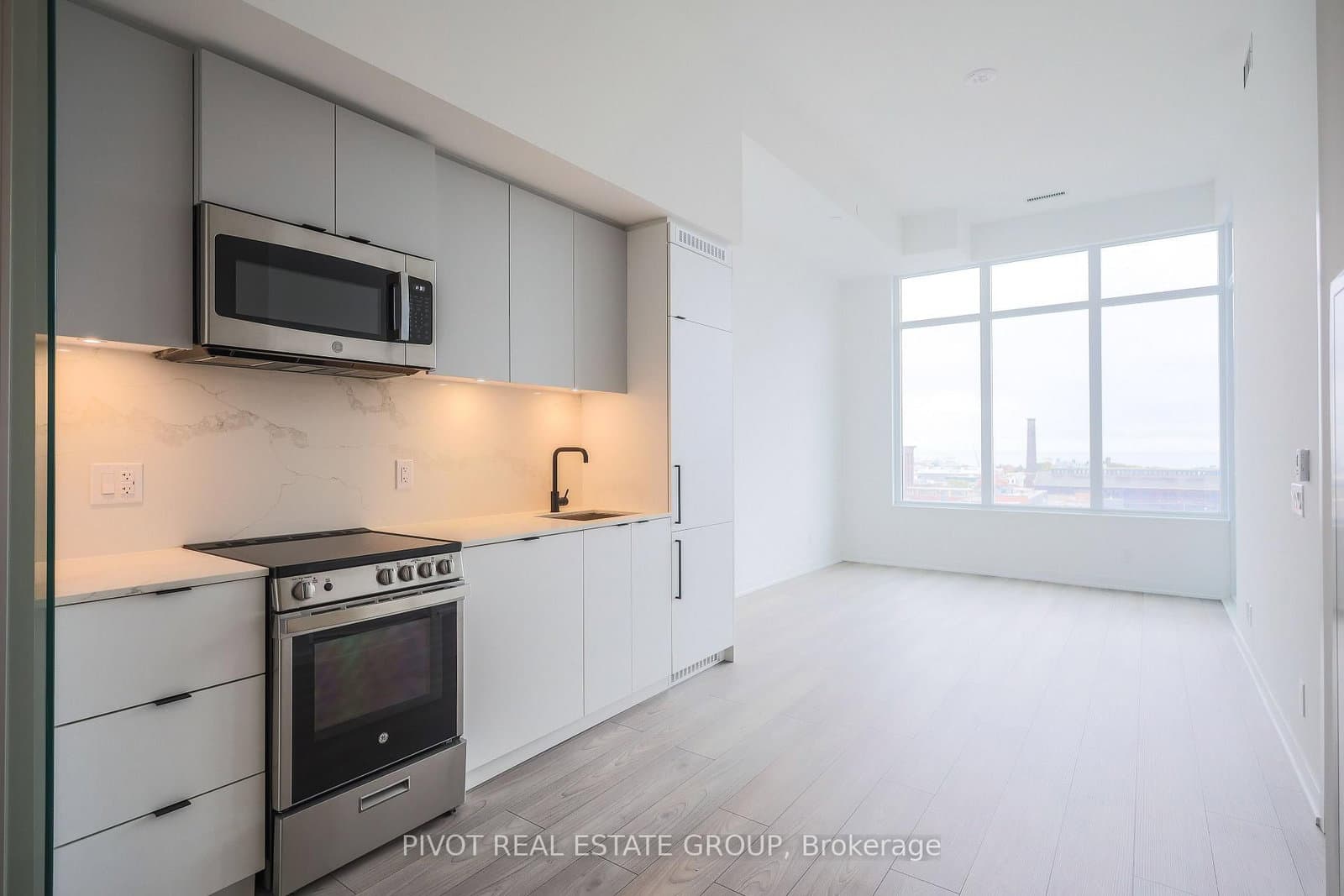 #715 - 285 Dufferin Street