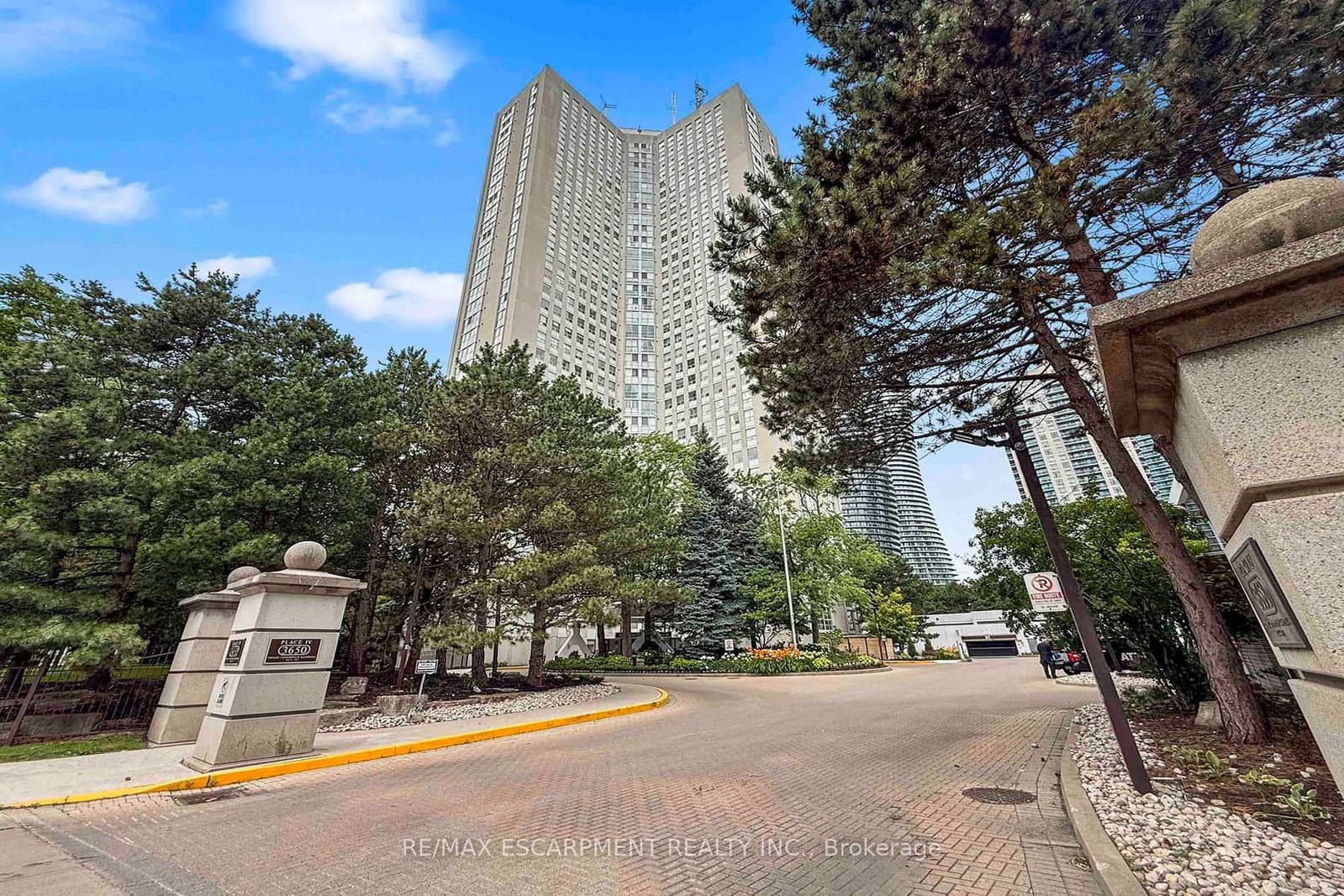 #2804 - 3650 Kaneff Crescent