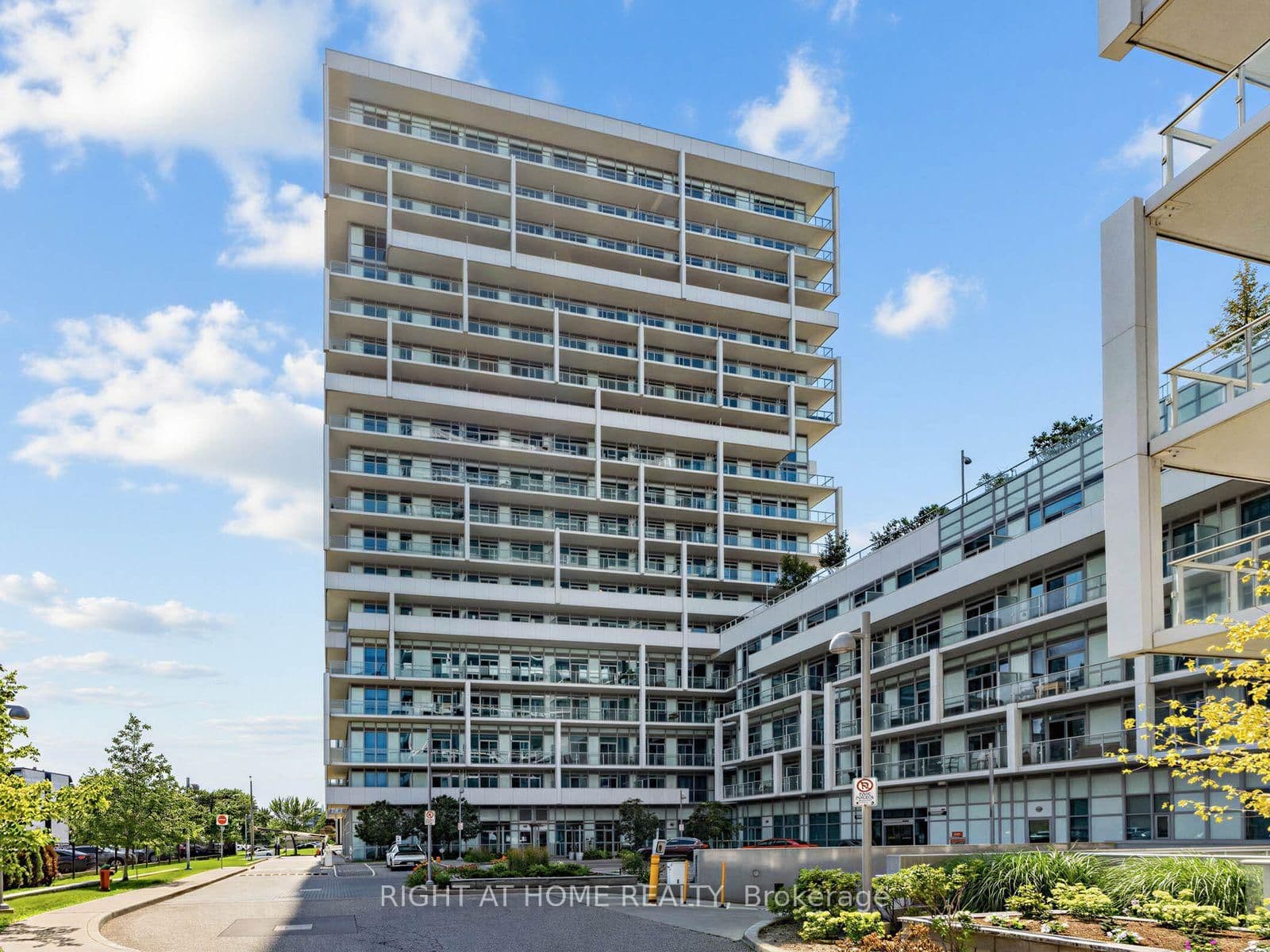 55 Speers Road, Unit LPH04 (1804)