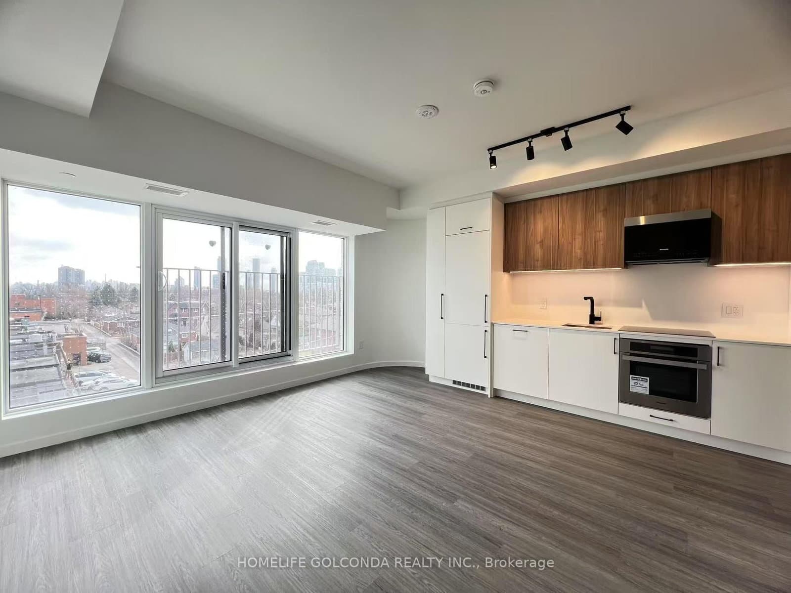 689 The Queensway, Unit 423