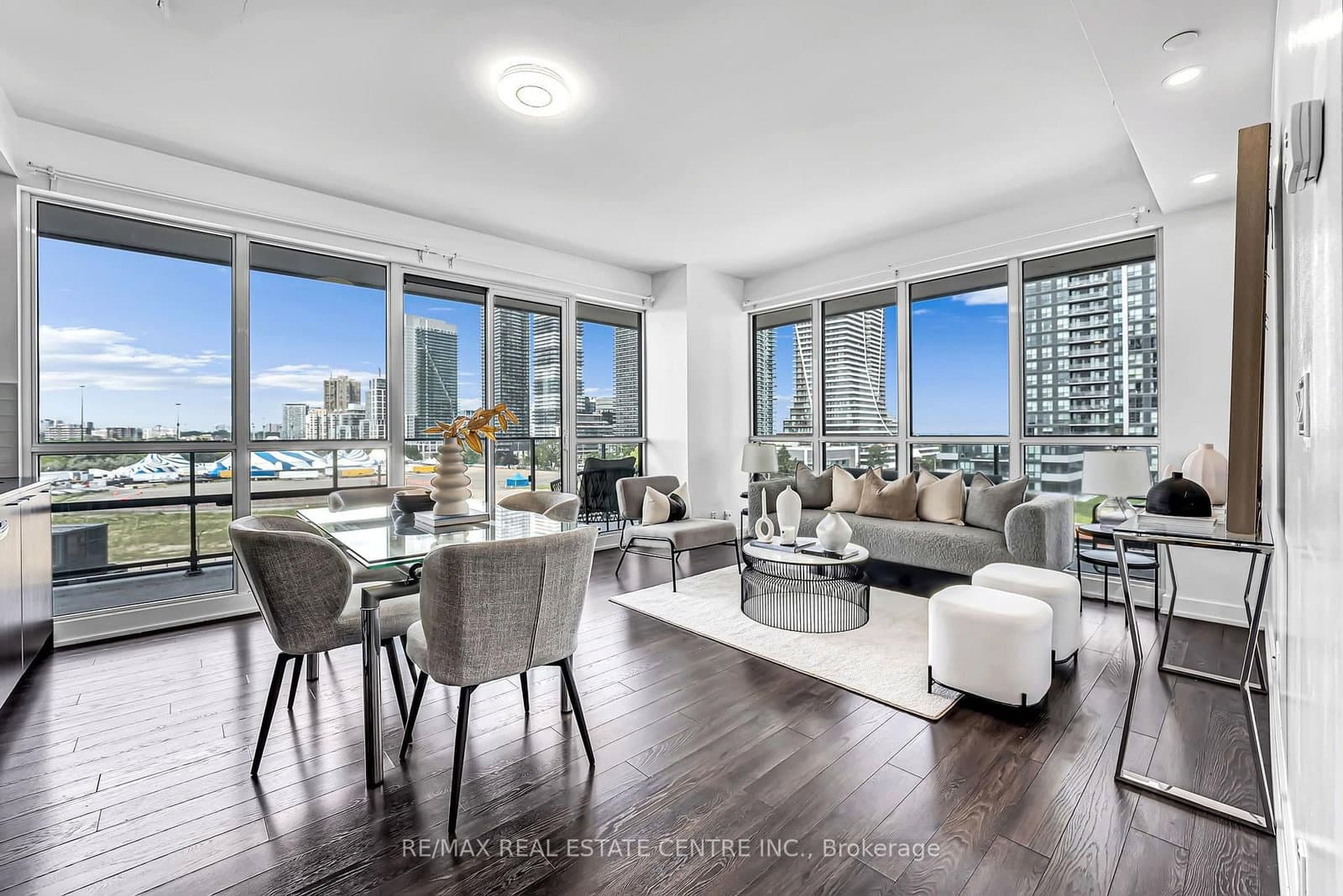 #809 - 10 Park Lawn Road