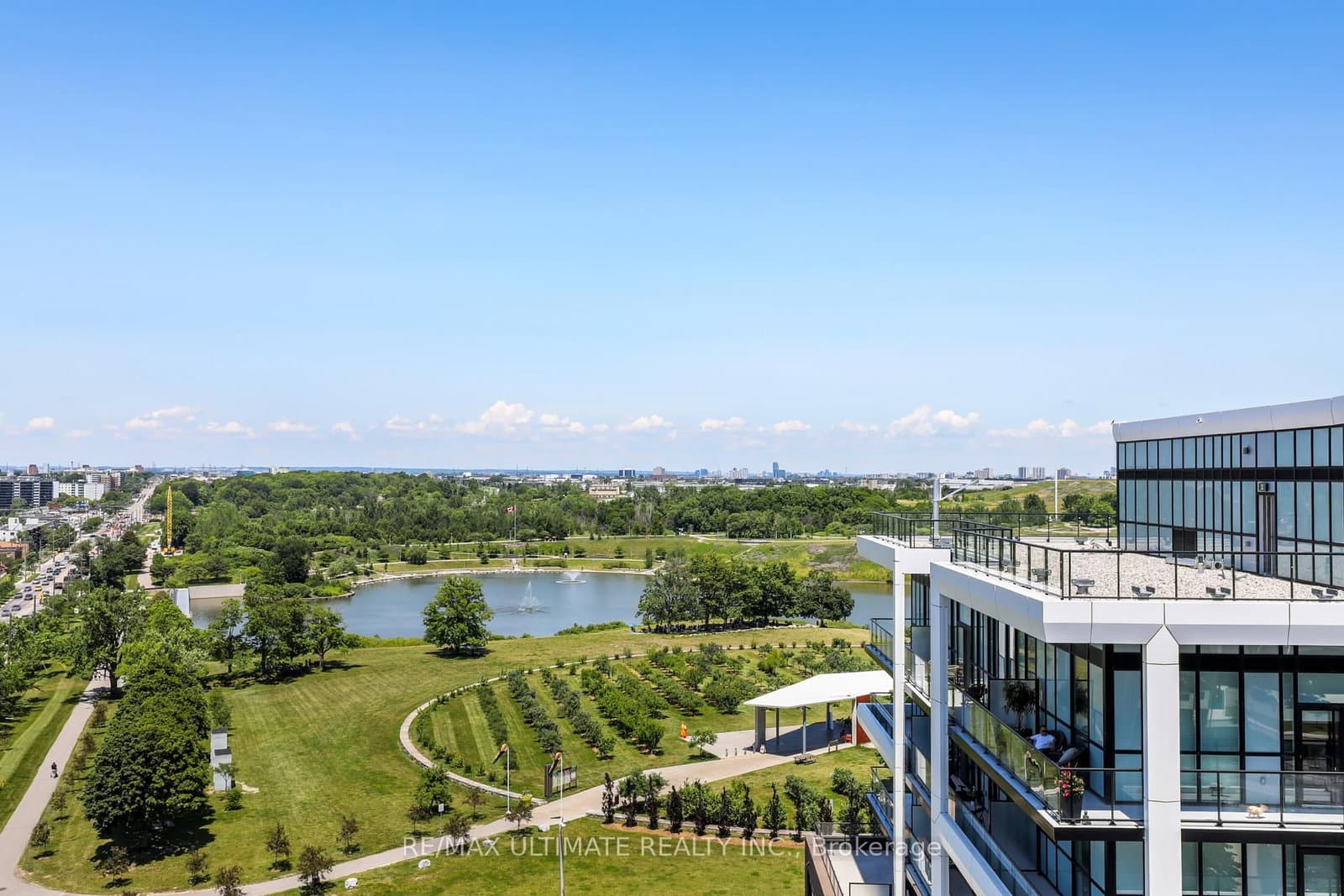 50 George Butchart Drive, Unit 906