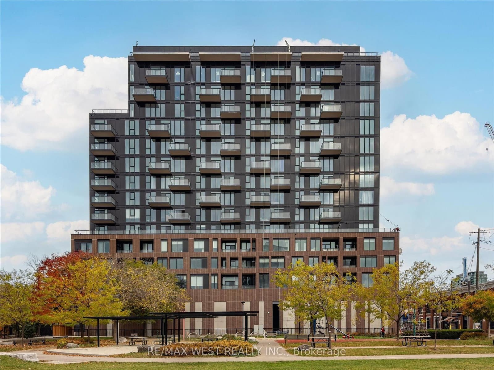 #819 - 270 Dufferin Street