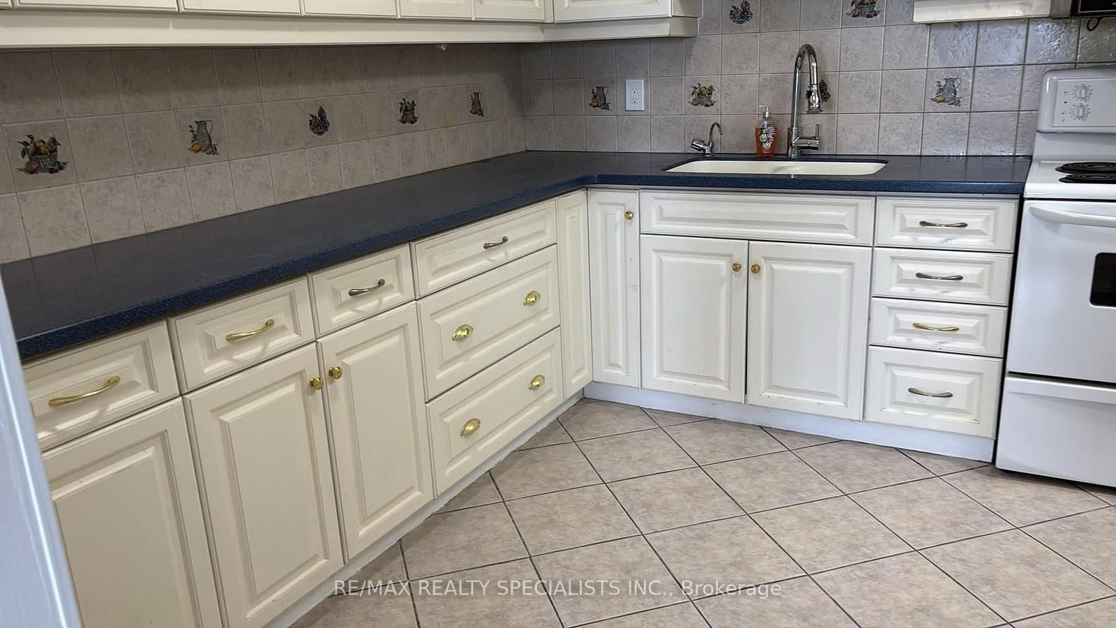 85 Emmett Avenue, Unit 1810