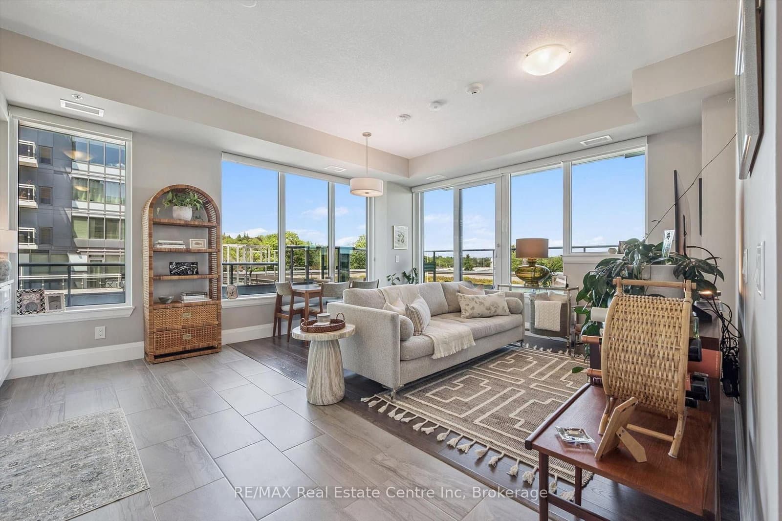 #402 - 73 Arthur Street S