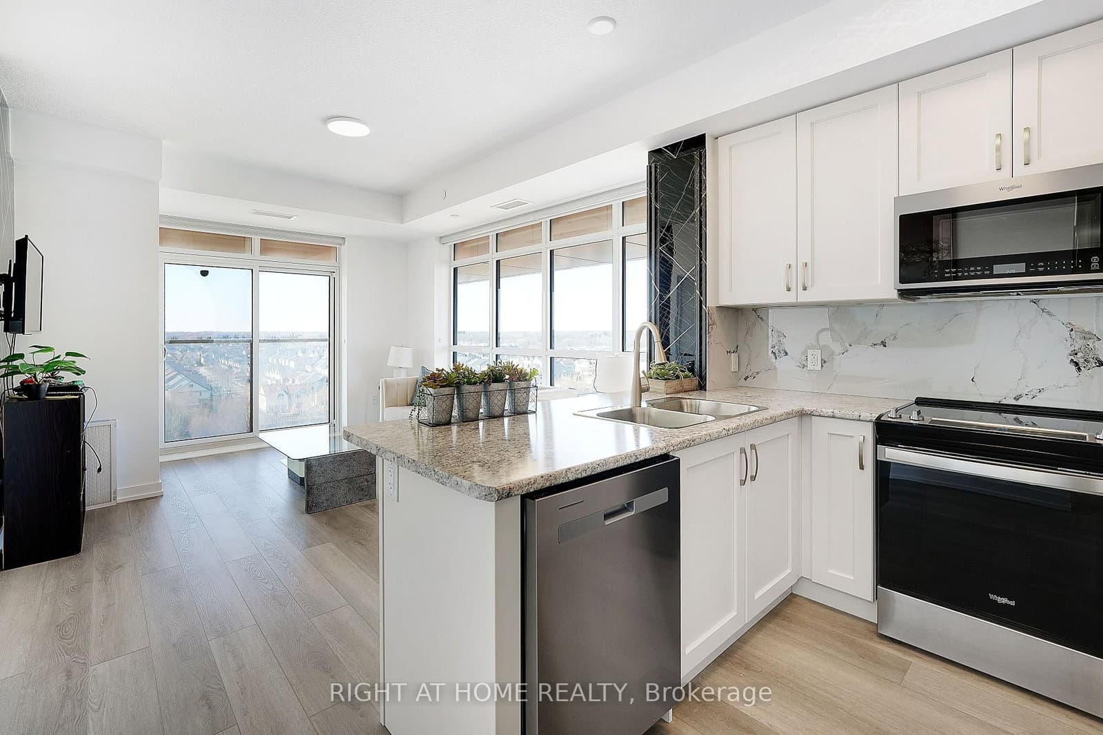 #905 - 460 Dundas Street E
