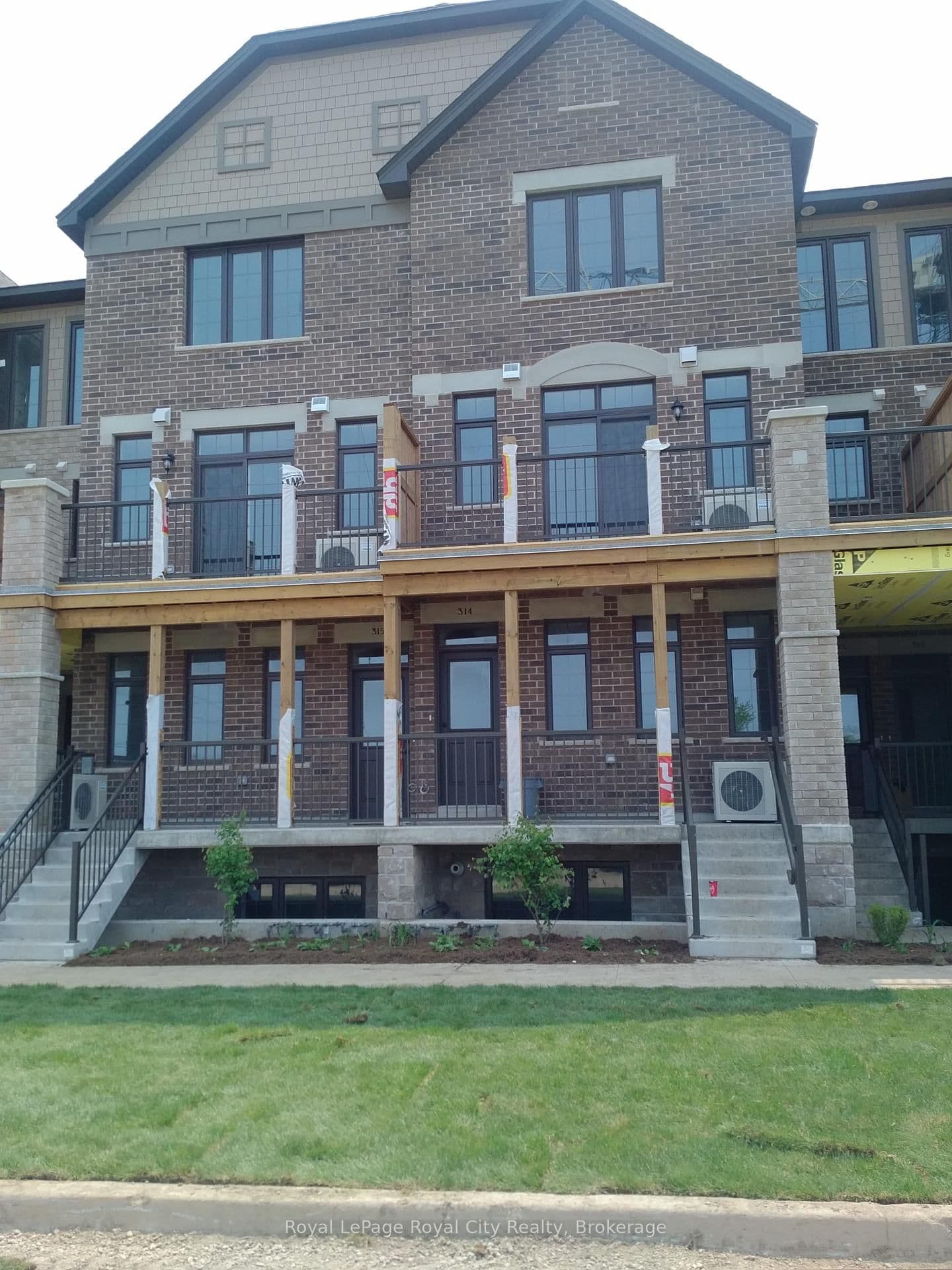333 Gosling Gardens, Unit 207