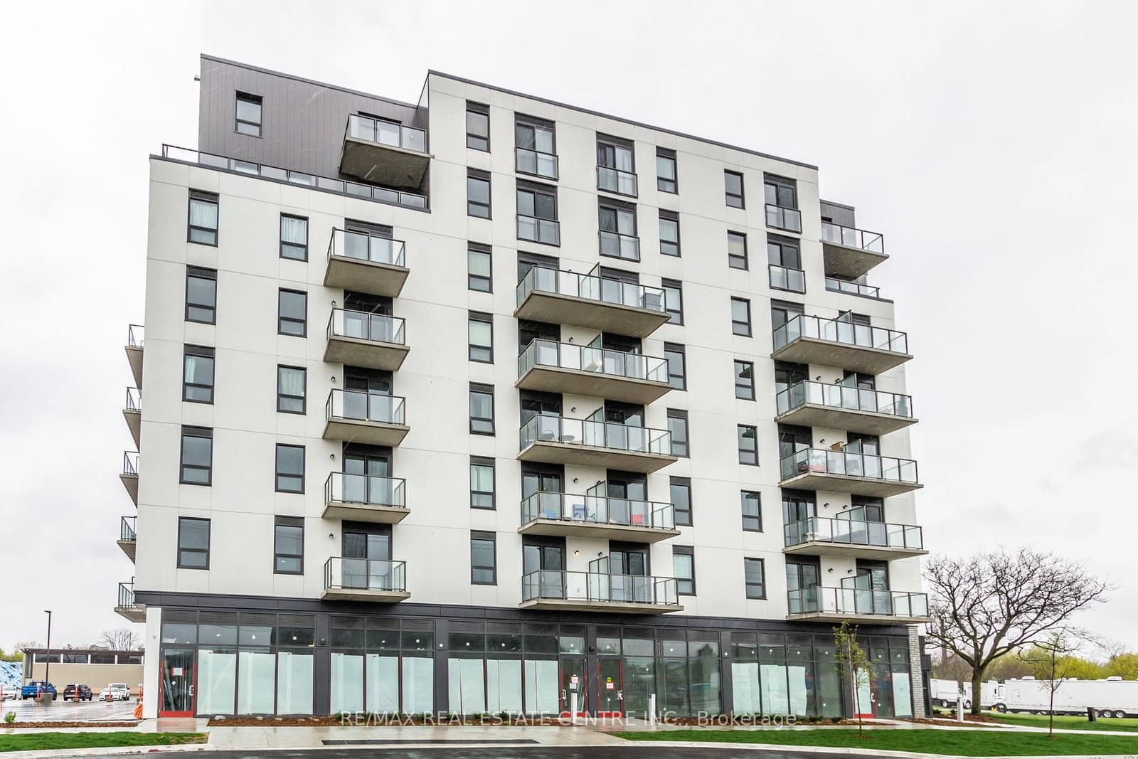 #812 - 7 Erie Avenue